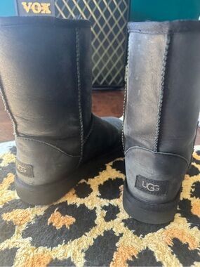 UGG Classic Short II Leather boot in black 7 38